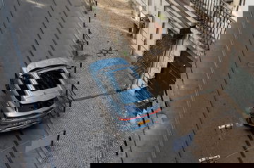 Vista aérea destacando el diseño del techo panorámico del BYD Seal U.