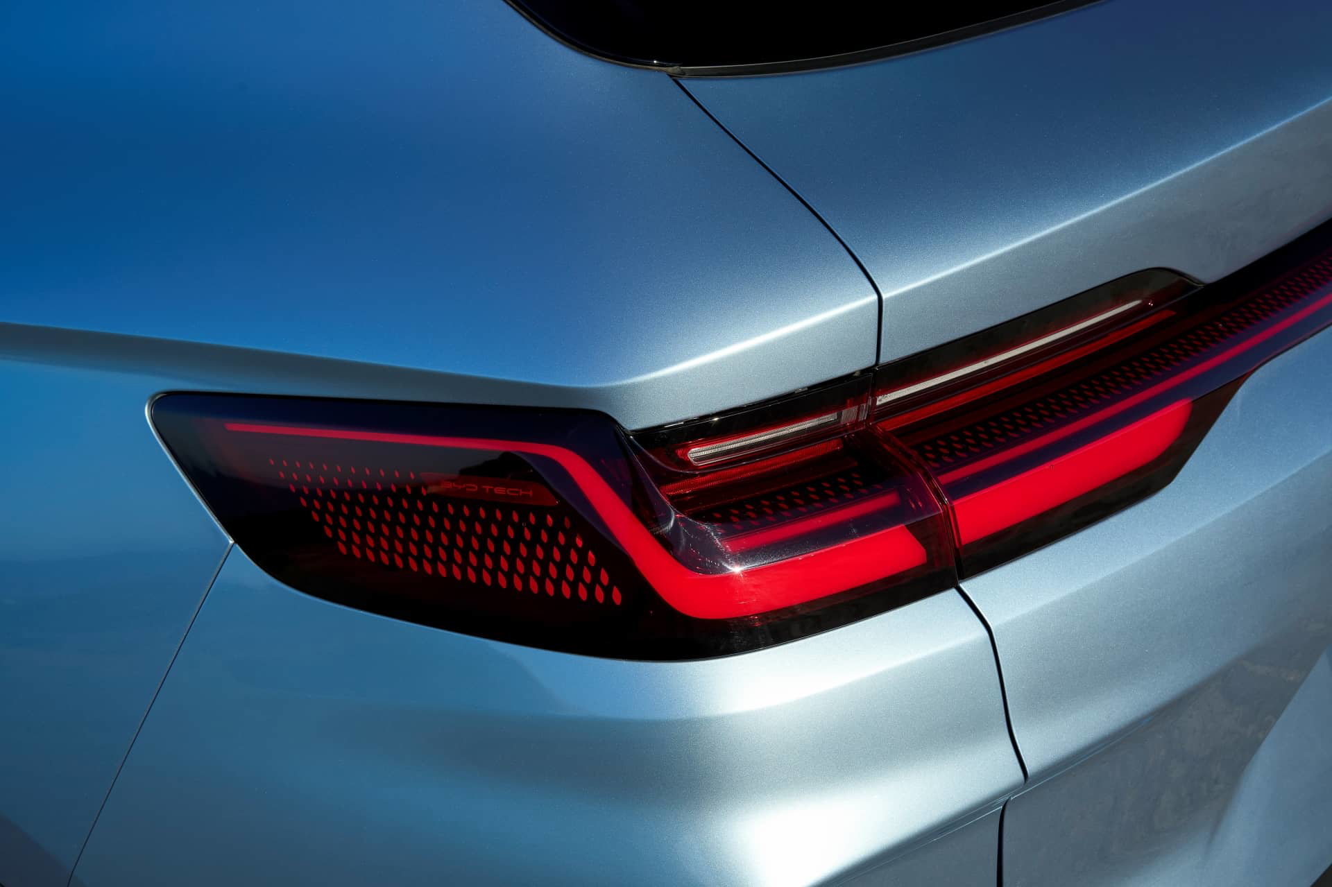 Vista cercana de la luz trasera LED del BYD Seal U, diseño elegante y moderno.