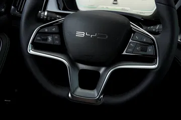 Vista cercana del volante del BYD Seal U con emblema y controles integrados.