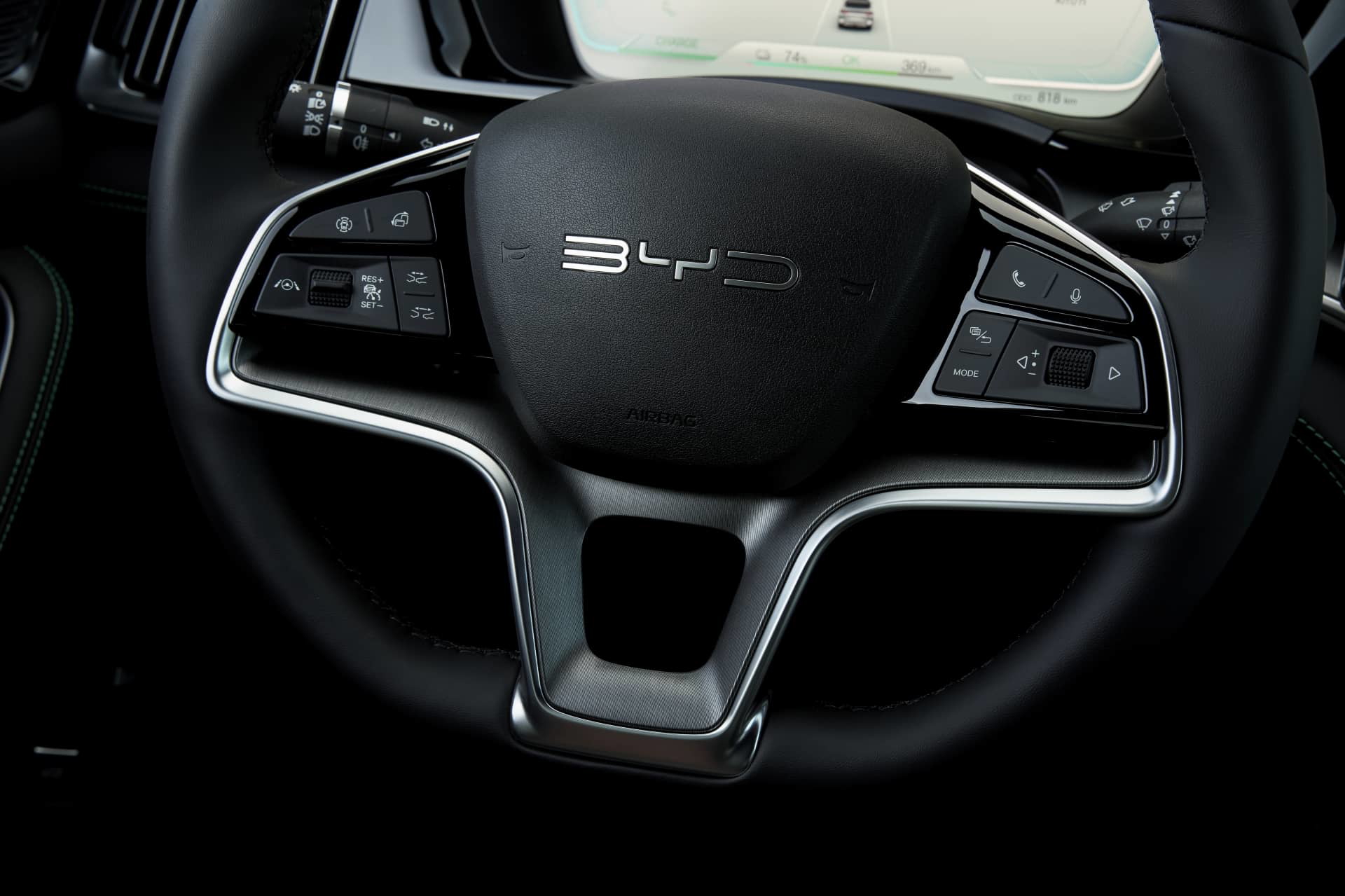 Vista cercana del volante del BYD Seal U con emblema y controles integrados.