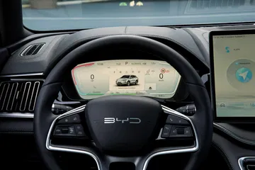 Volante e instrumentos digitales con acabados sofisticados.