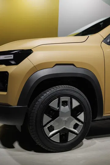 Primer plano del diseño de la rueda delantera del Dacia Spring.