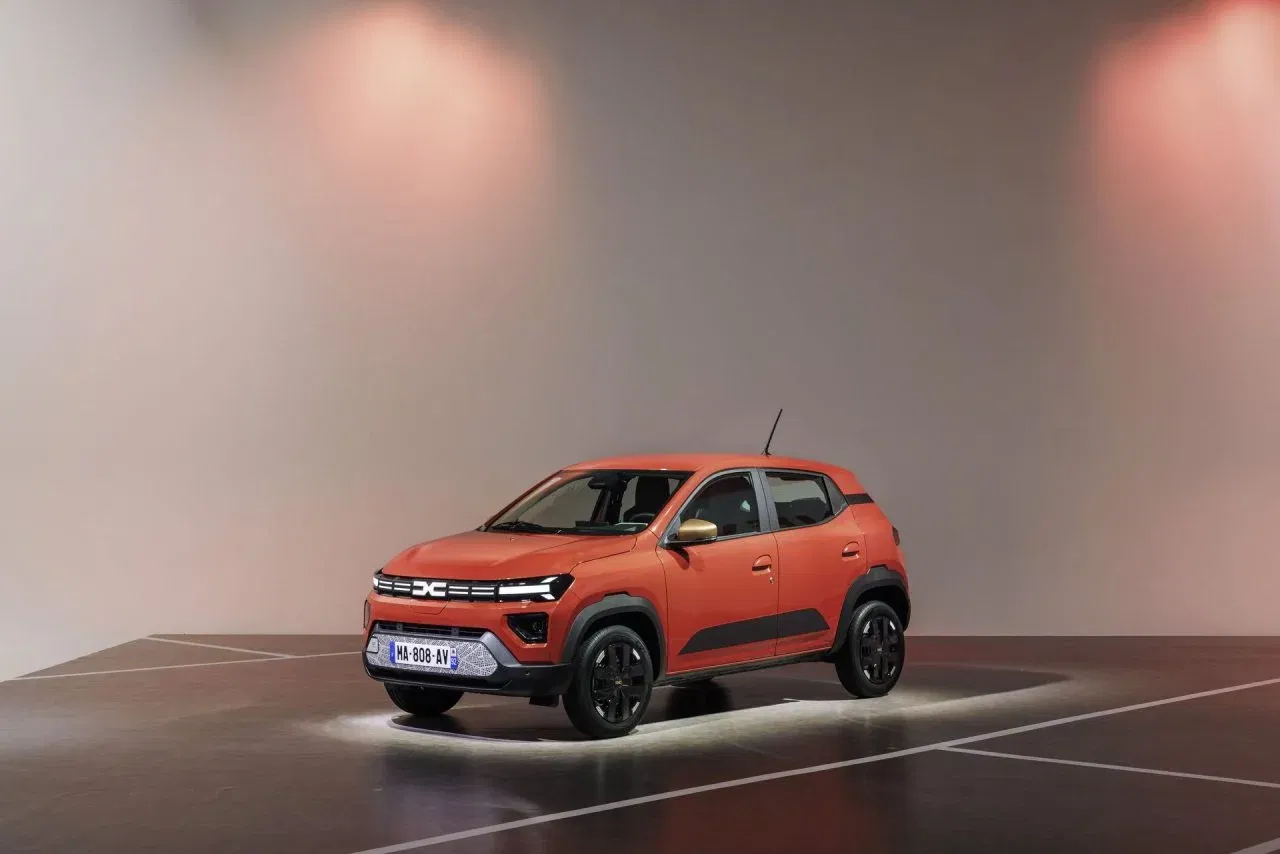 Vista lateral del Dacia Spring mostrando su diseño compacto y urbano Vista lateral del Dacia Spring mostrando su diseño compacto y urbano