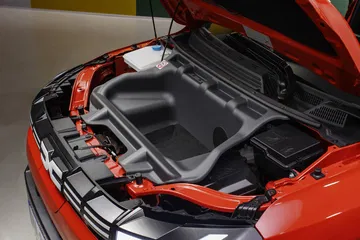 Vista parcial del compacto propulsor eléctrico del Dacia Spring