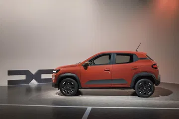 Vista lateral del Dacia Spring, destacando su diseño compacto y urbano.