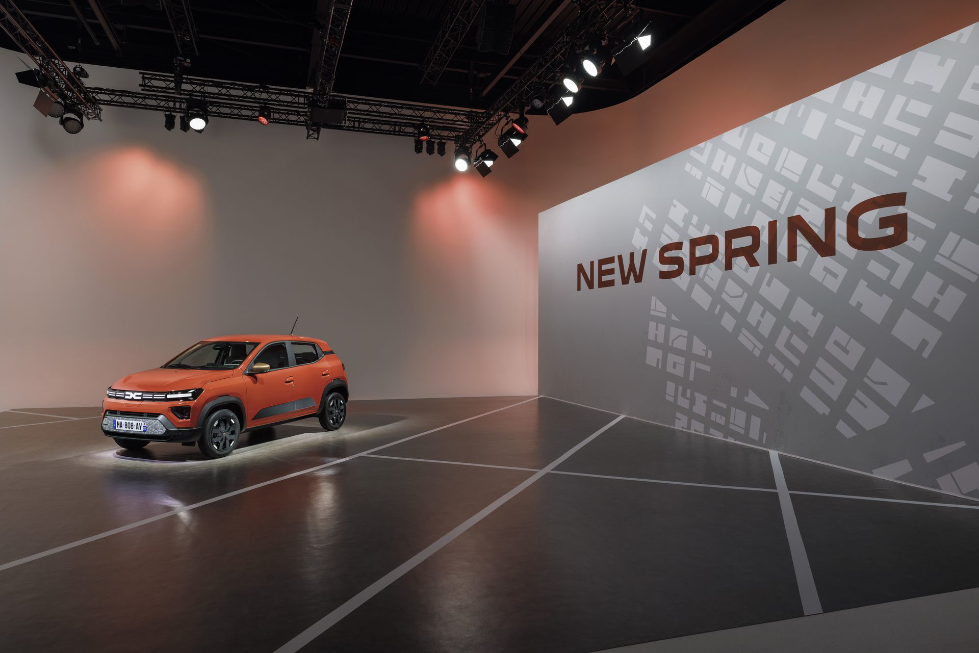 Vista lateral del Dacia Spring en exposición.