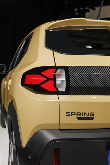 Vista detallada de las luces traseras del Dacia Spring, mostrando diseño y tecnología LED.