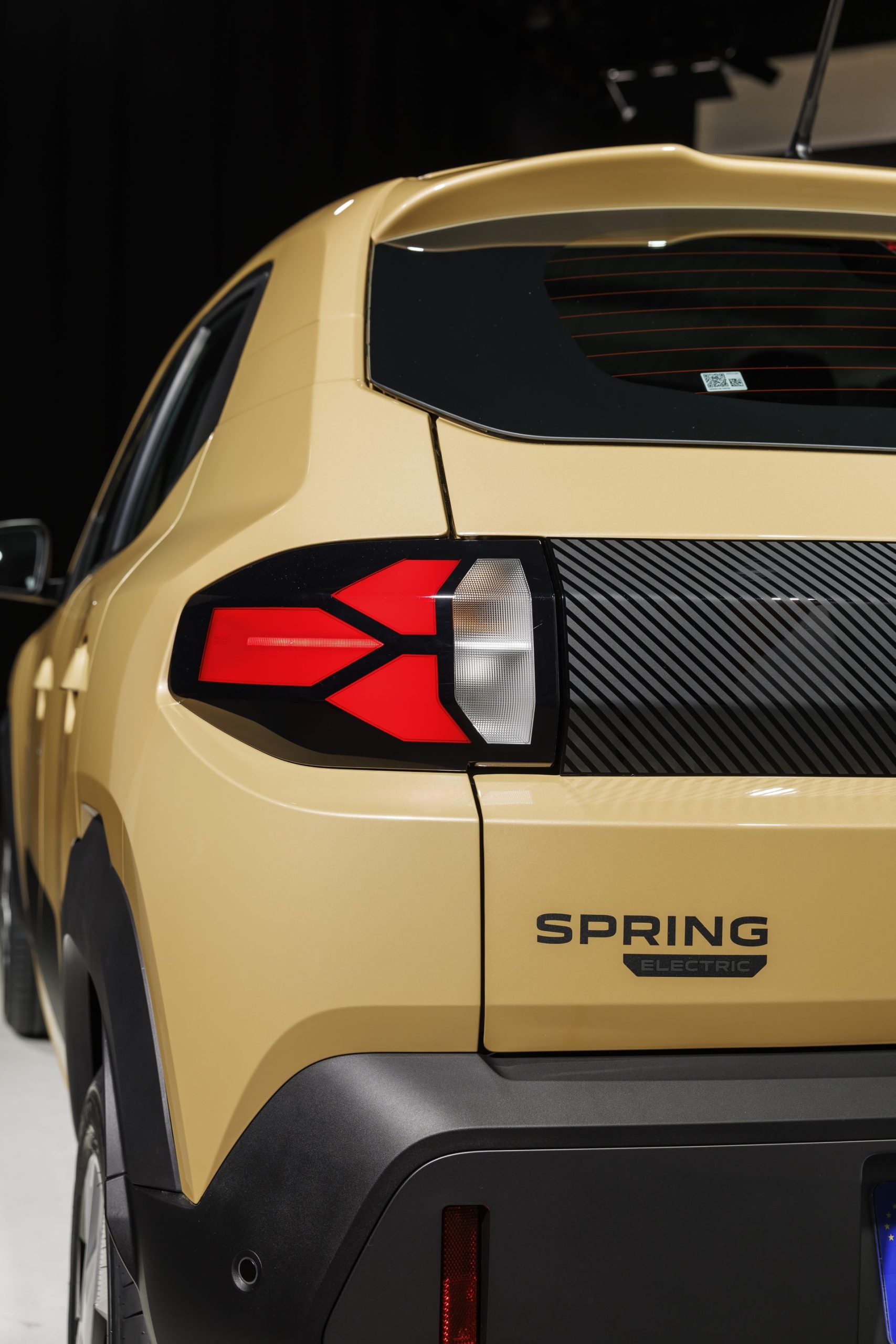 Vista detallada de las luces traseras del Dacia Spring, mostrando diseño y tecnología LED.