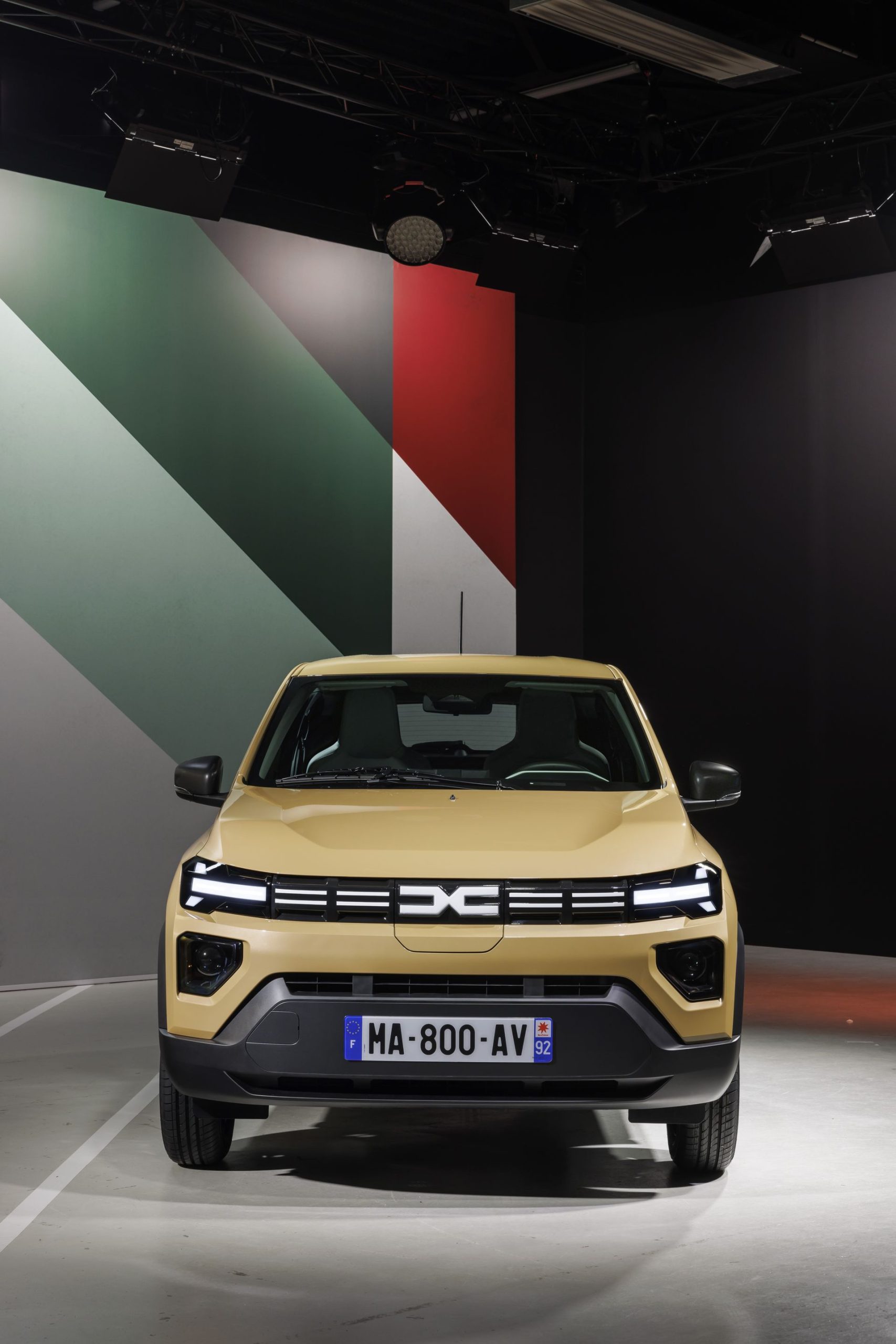 Vista delantera del Dacia Spring destacando su diseño moderno