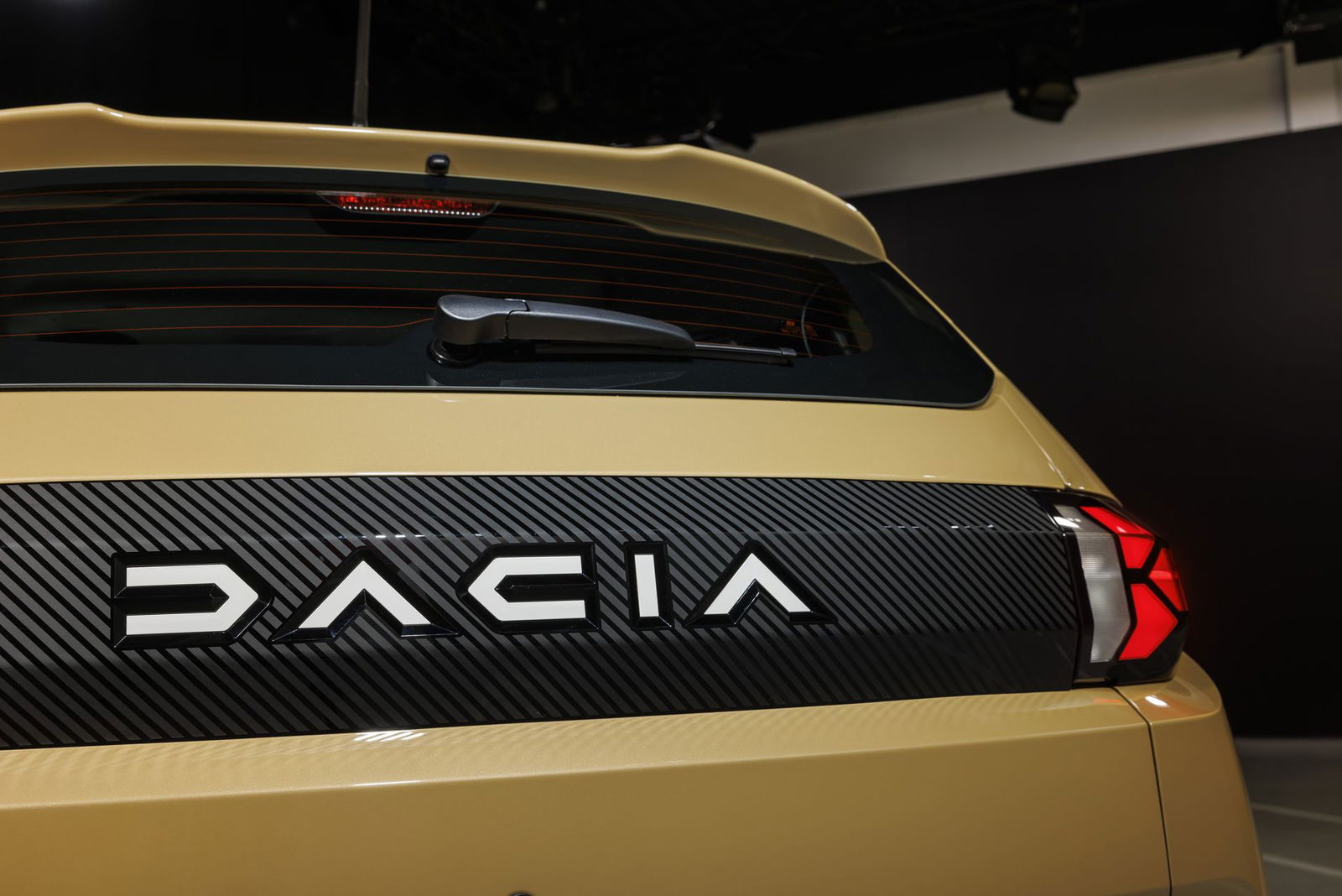 Vista parcial trasera destacando el distintivo de Dacia. Vista parcial trasera destacando el distintivo de Dacia.