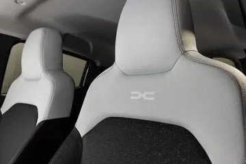 Vista cercana de los asientos del Dacia Spring con tapicería bicolor.