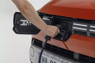 Imagen del conector de carga del Dacia Spring mostrando su compatibilidad con cargadores estándar. Imagen del conector de carga del Dacia Spring mostrando su compatibilidad con cargadores estándar.