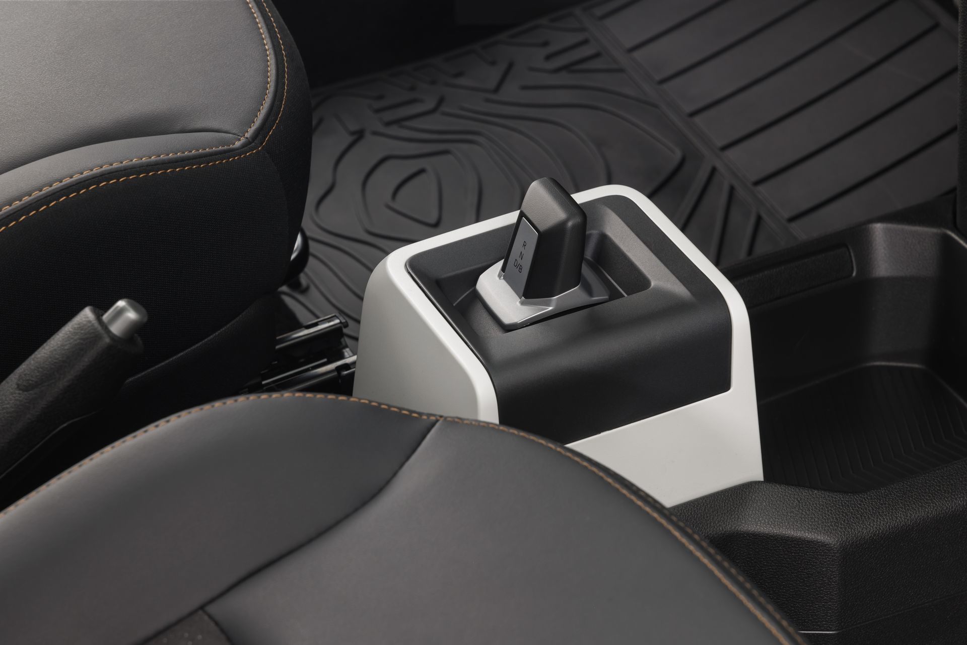 Vista de la palanca de cambios del Dacia Spring, diseño funcional y sencillo.