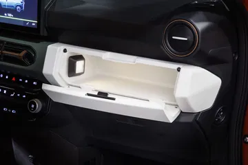 Panel de la puerta con controles e inserciones blancas del Dacia Spring