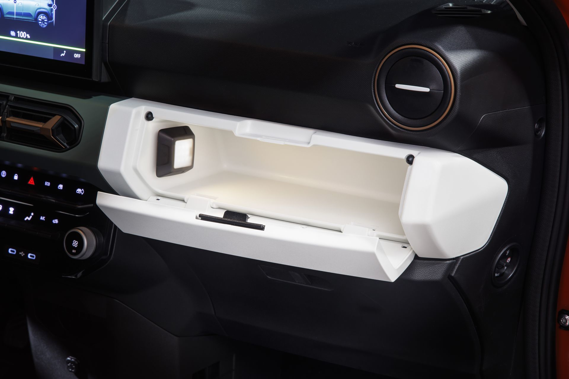 Panel de la puerta con controles e inserciones blancas del Dacia Spring