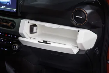 Tirador de la puerta con controles de ventana en el Dacia Spring.