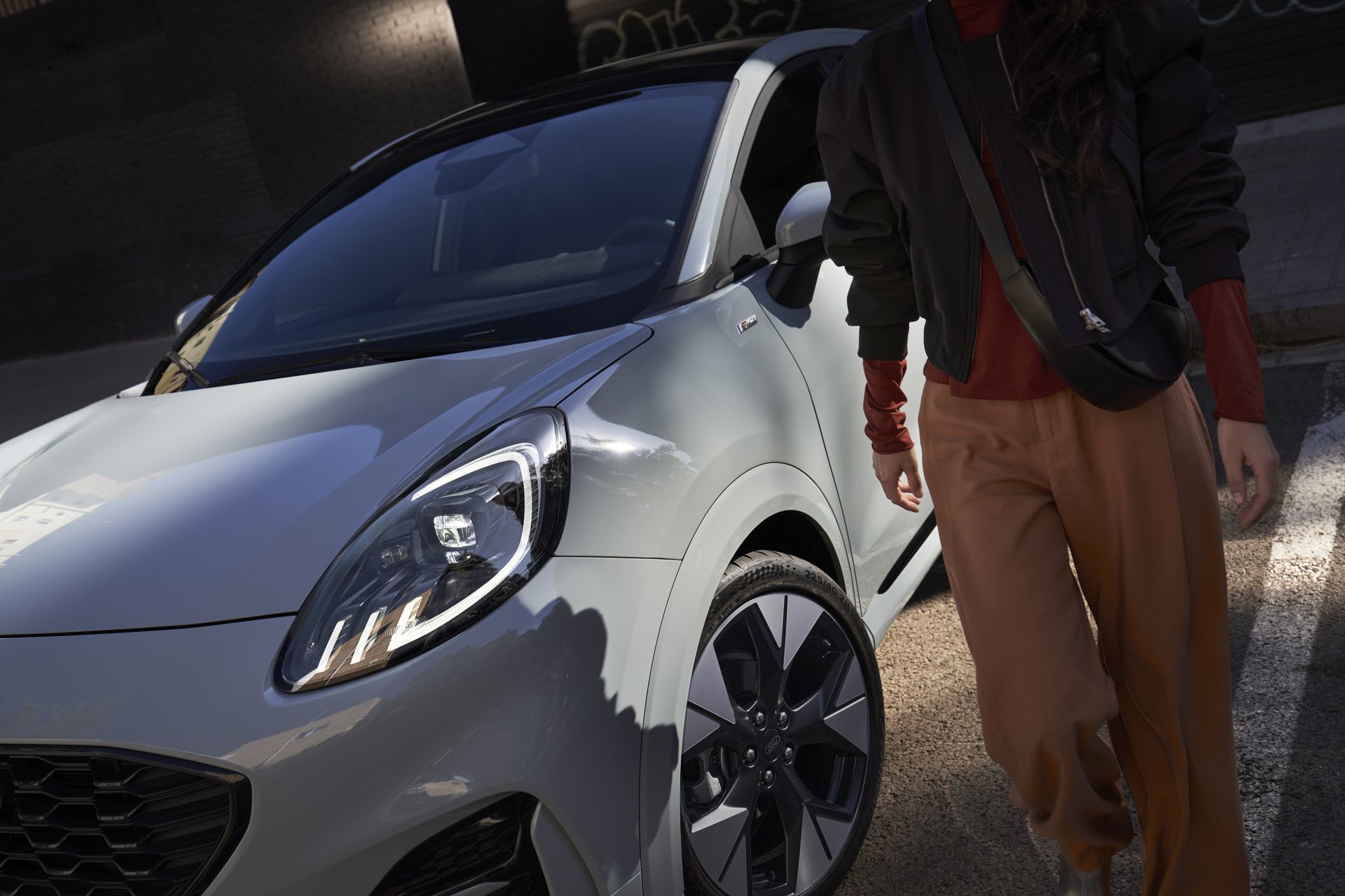 Vista angular de la delantera y lateral del Ford Puma, destacando su diseño dinámico.