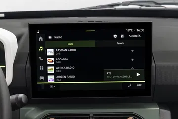 Pantalla táctil del sistema de infotainment del Dacia Spring.