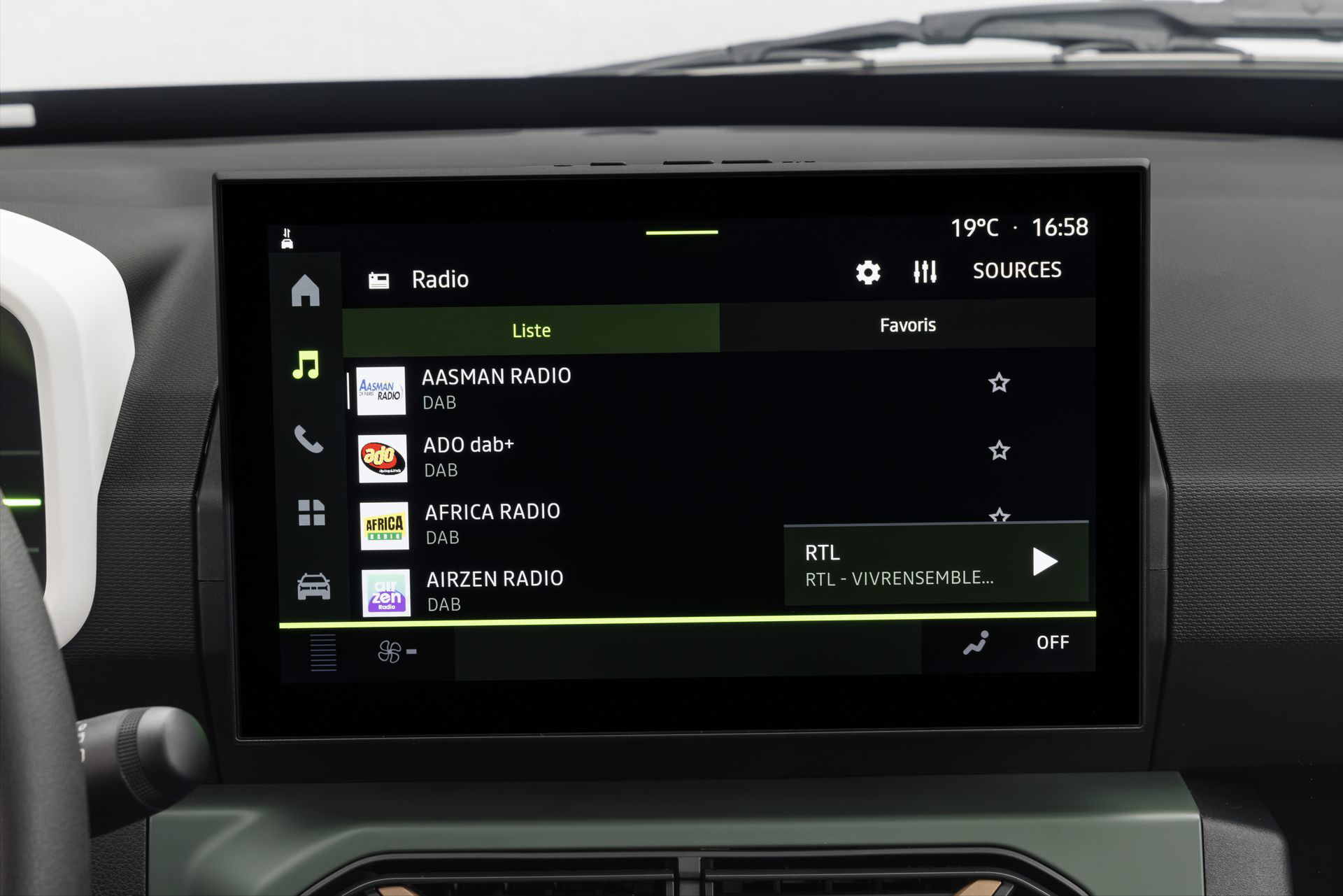 Pantalla táctil del sistema de infotainment del Dacia Spring.