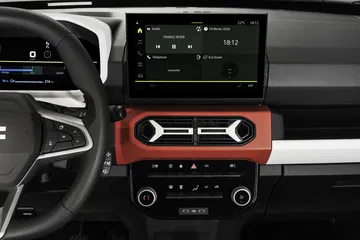 Vista del sistema de infotainment y controles de climatización del Dacia Spring.