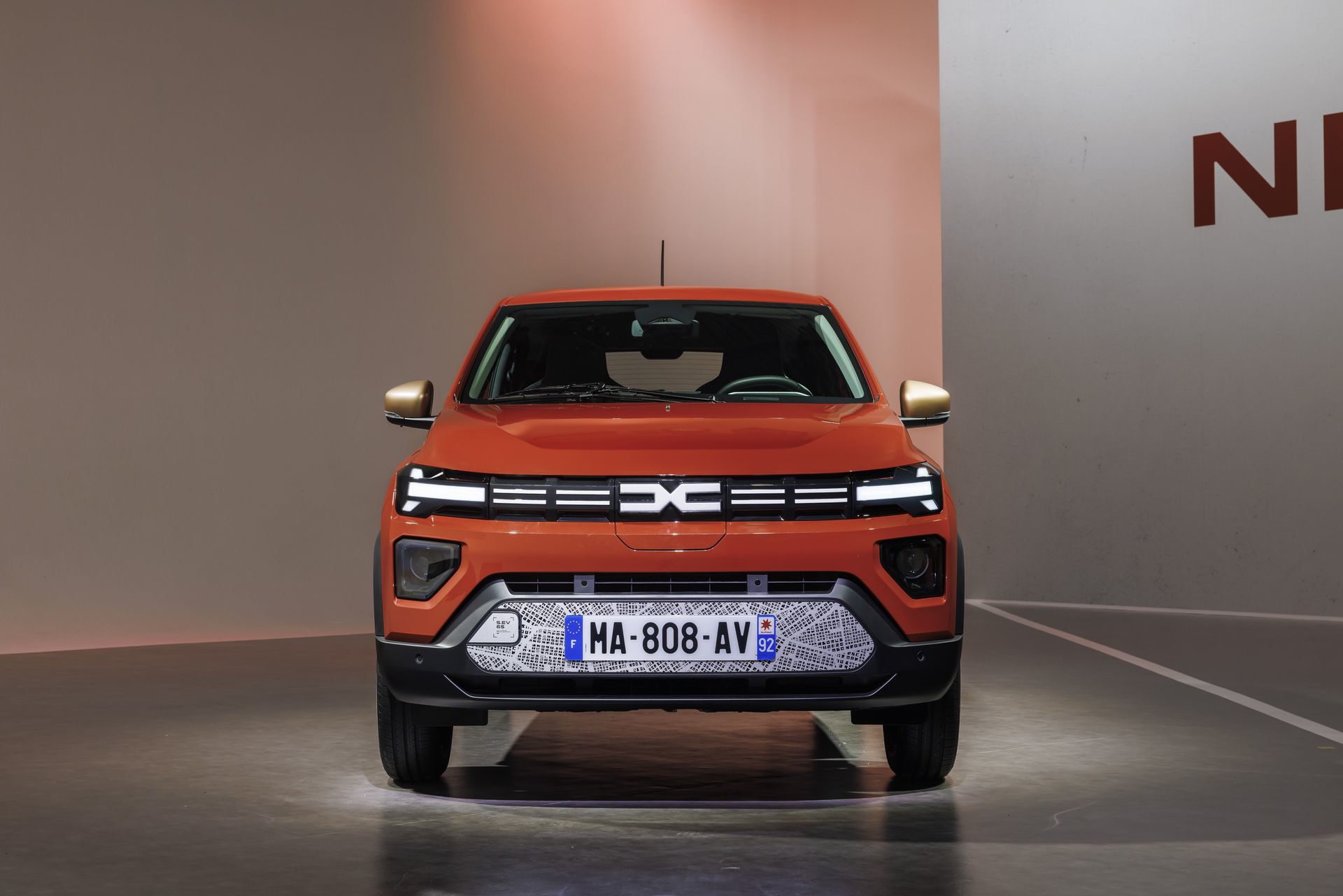 Vista trasera completa del Dacia Spring destacando pilotos y diseño de portón.