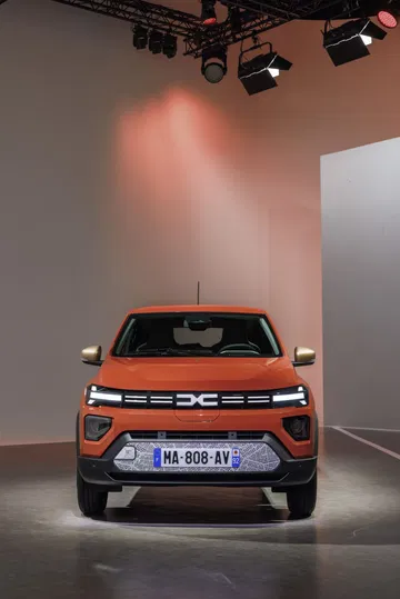 Vista frontal del Dacia Spring destacando el diseño de la parrilla y faros