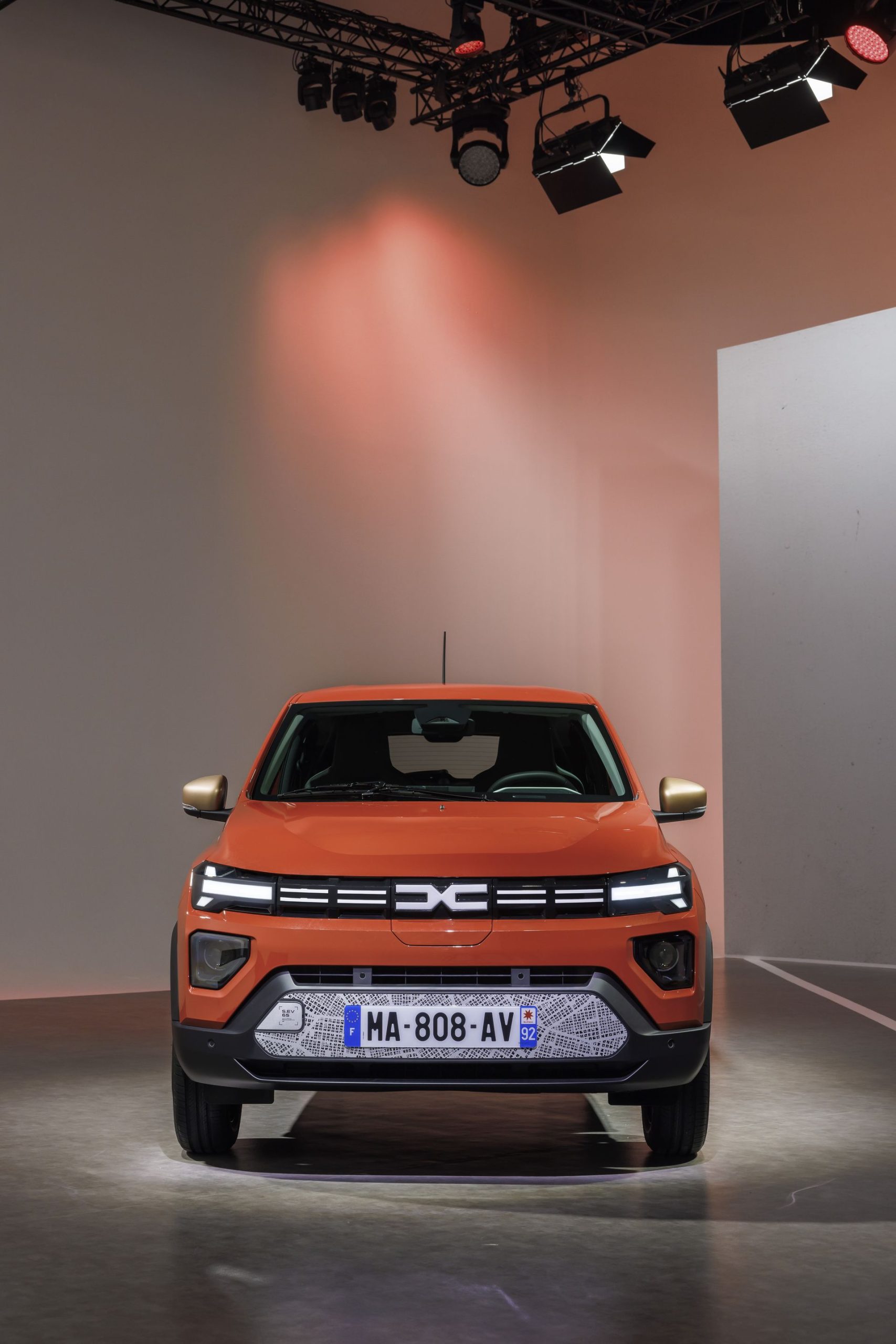 Vista frontal del Dacia Spring destacando el diseño de la parrilla y faros