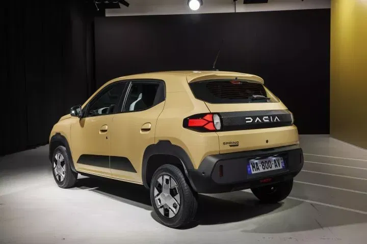 Perfil lateral del Dacia Spring mostrando líneas y diseño compacto