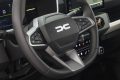 Imagen del volante y consola central del Dacia Spring, mostrando su diseño y ergonomía.