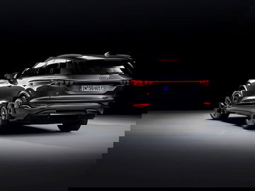 Vista posterior lateral del Audi Q6 e-tron destacando su diseño moderno.