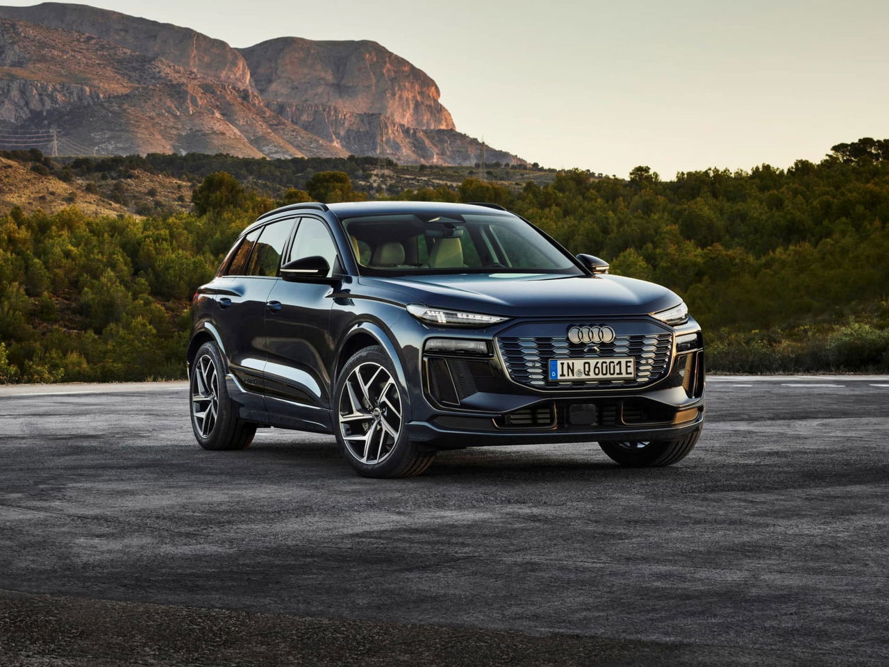 Silueta elegante del Audi Q6 e-tron capturada desde una perspectiva frontal y lateral.