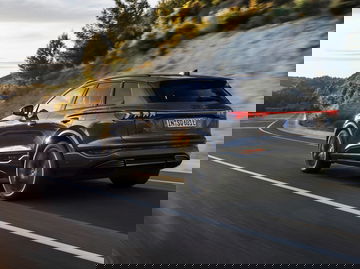 Vista dinámica trasera y lateral del Audi Q6 e-tron en carretera.