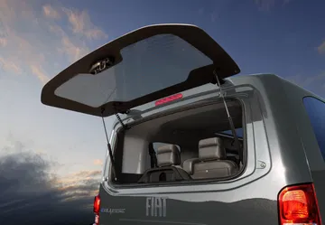 Amplio maletero del FIAT E-Ulysse con portón trasero abierto