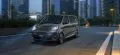 Vista dinámica del Fiat E-Ulysse con iluminación urbana de fondo