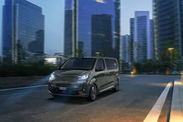 Vista angular delantera del Fiat E-Ulysse en entorno urbano.