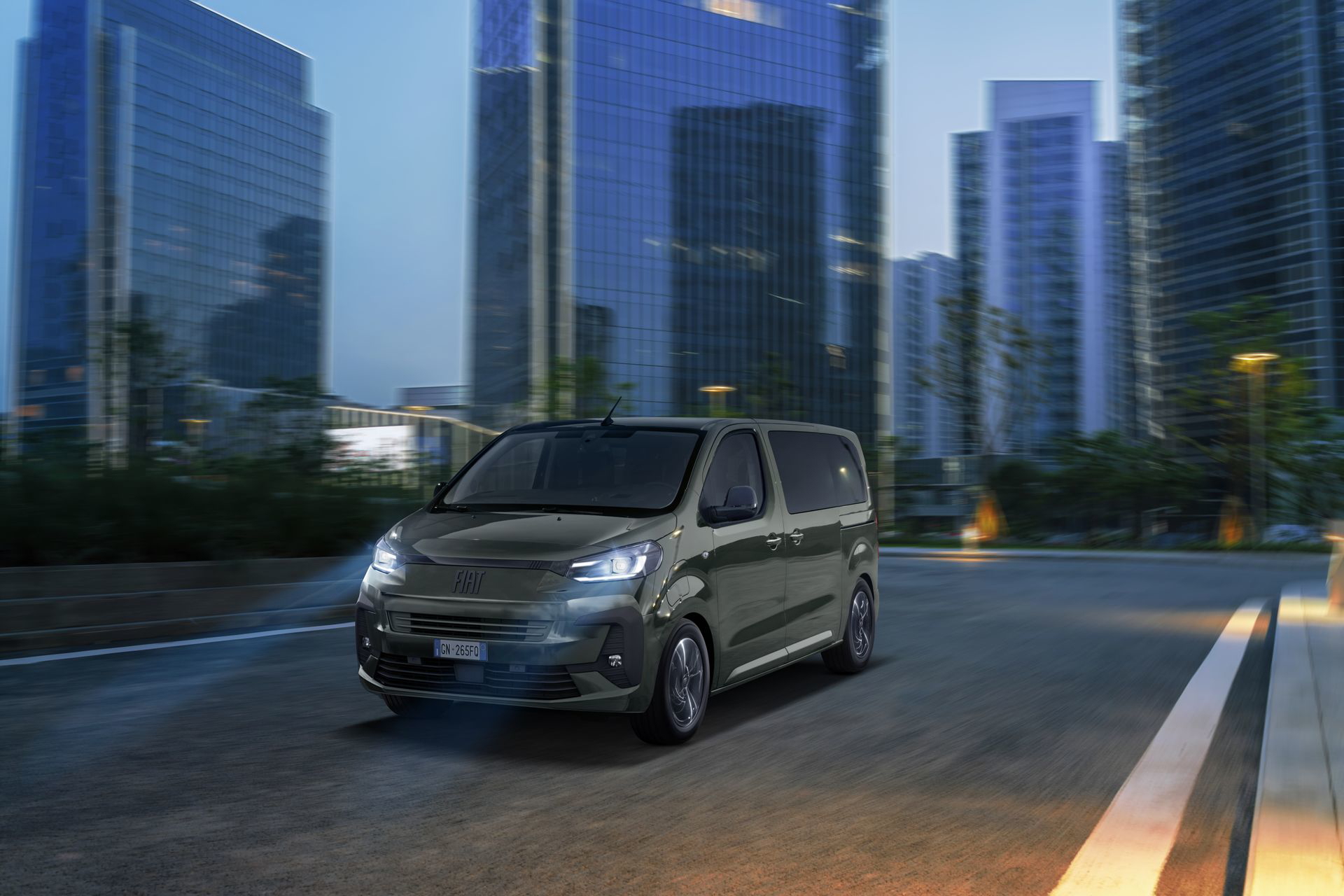 Vista angular delantera del Fiat E-Ulysse en entorno urbano.