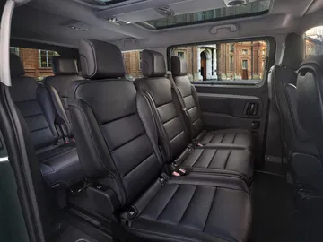 Vista de la configuración de asientos del FIAT E-Ulysse, espaciosos y confortables.