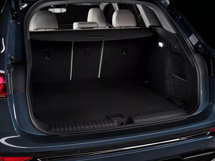 Imagen del espacioso maletero abierto del Audi Q6 e-tron.