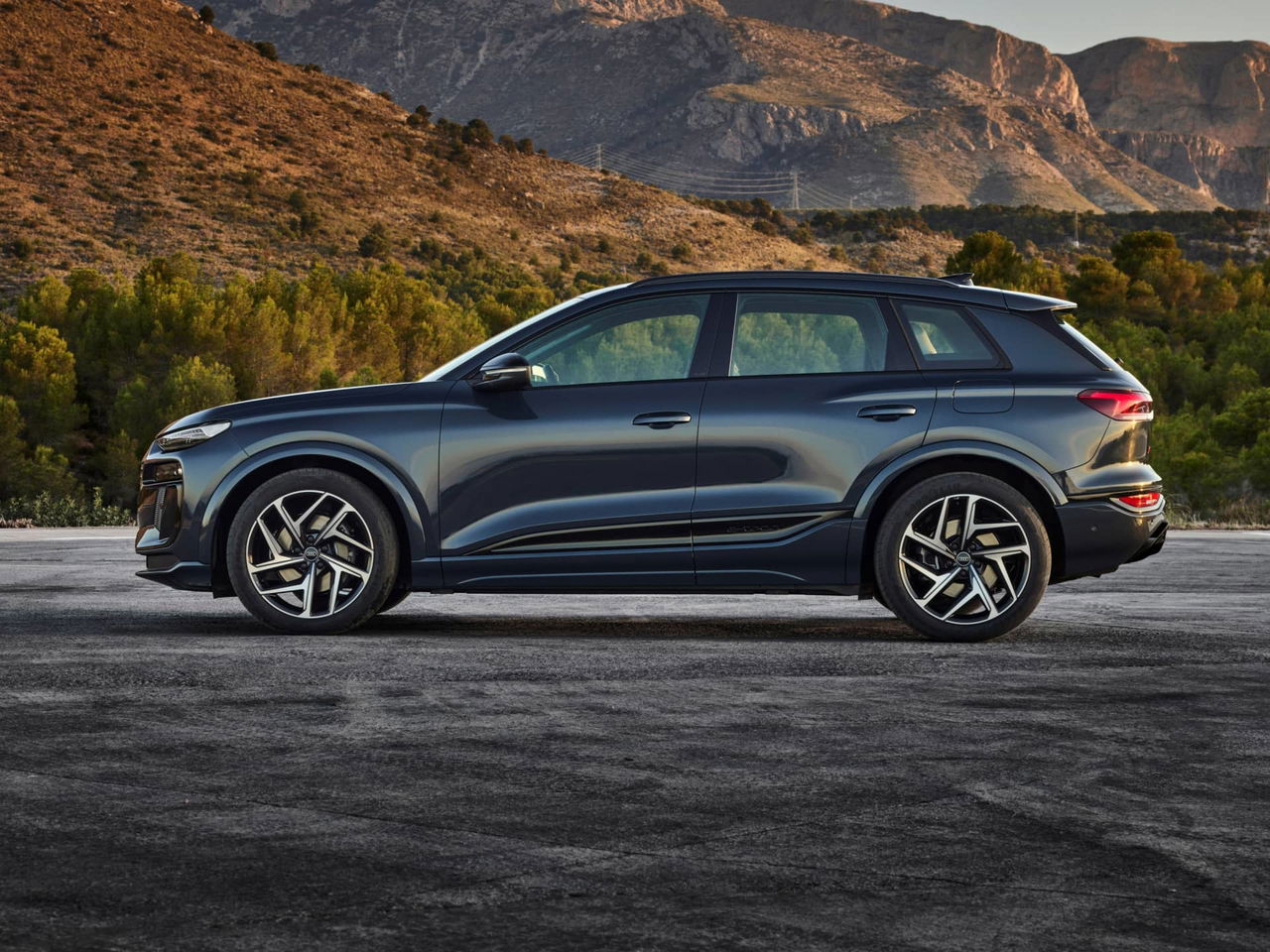 Perfil elegante y dinámico del Audi Q6 e-tron.