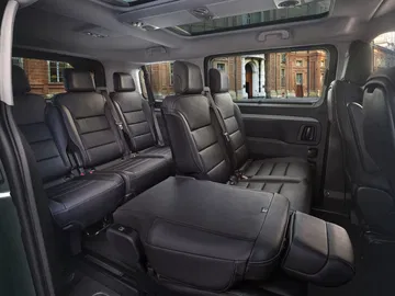 Vista lateral que muestra los asientos de cuero del FIAT E-Ulysse.