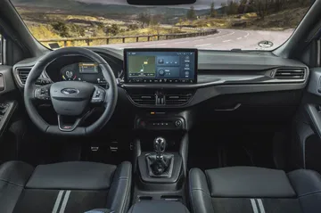 Vista del habitáculo del Ford Focus ST 2024, destacando su tecnología y acabados.