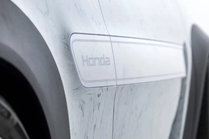 Vista cercana del emblema de Honda en un diseño conceptual en Milan.