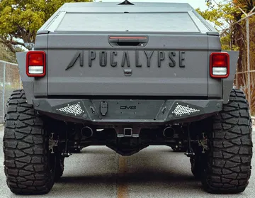 Perspectiva trasera del vehículo Apocalypse, destacando robustez y diseño musculoso.