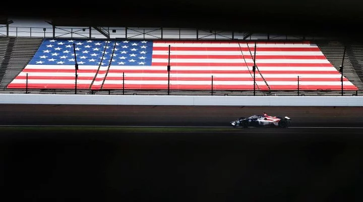 Monoplaza de AJ Foyt Racing en acción, IndyCar Series 2023, Indianapolis.