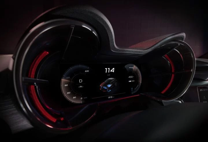 Vista del cuadro de instrumentos Alfa Romeo con iluminación roja y velocidad marcada a 174 km/h.