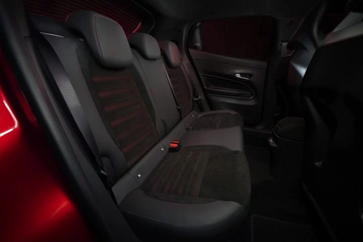 Vista trasera de los asientos del Alfa Romeo Junior 2024 con acabados premium.