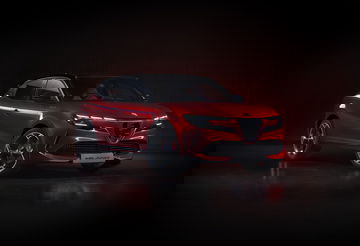 Vista delantera y lateral de Alfa Romeo Junior 2024 en elegante color rojo.