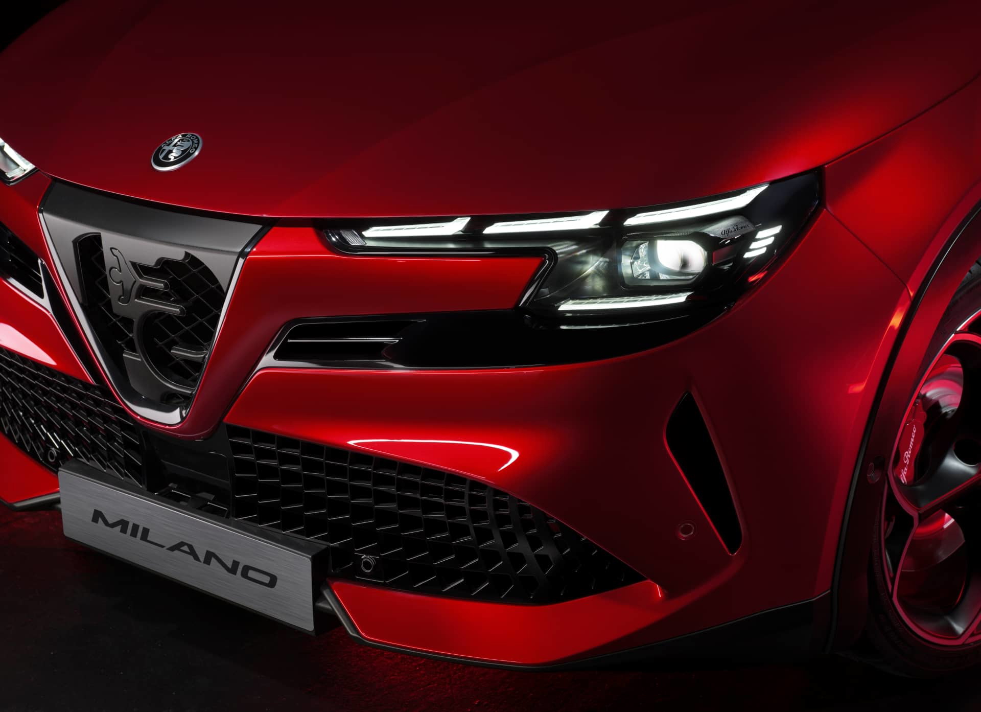 Vista close-up de la fascia delantera del Alfa Romeo Junior, destacando el diseño de la parrilla.