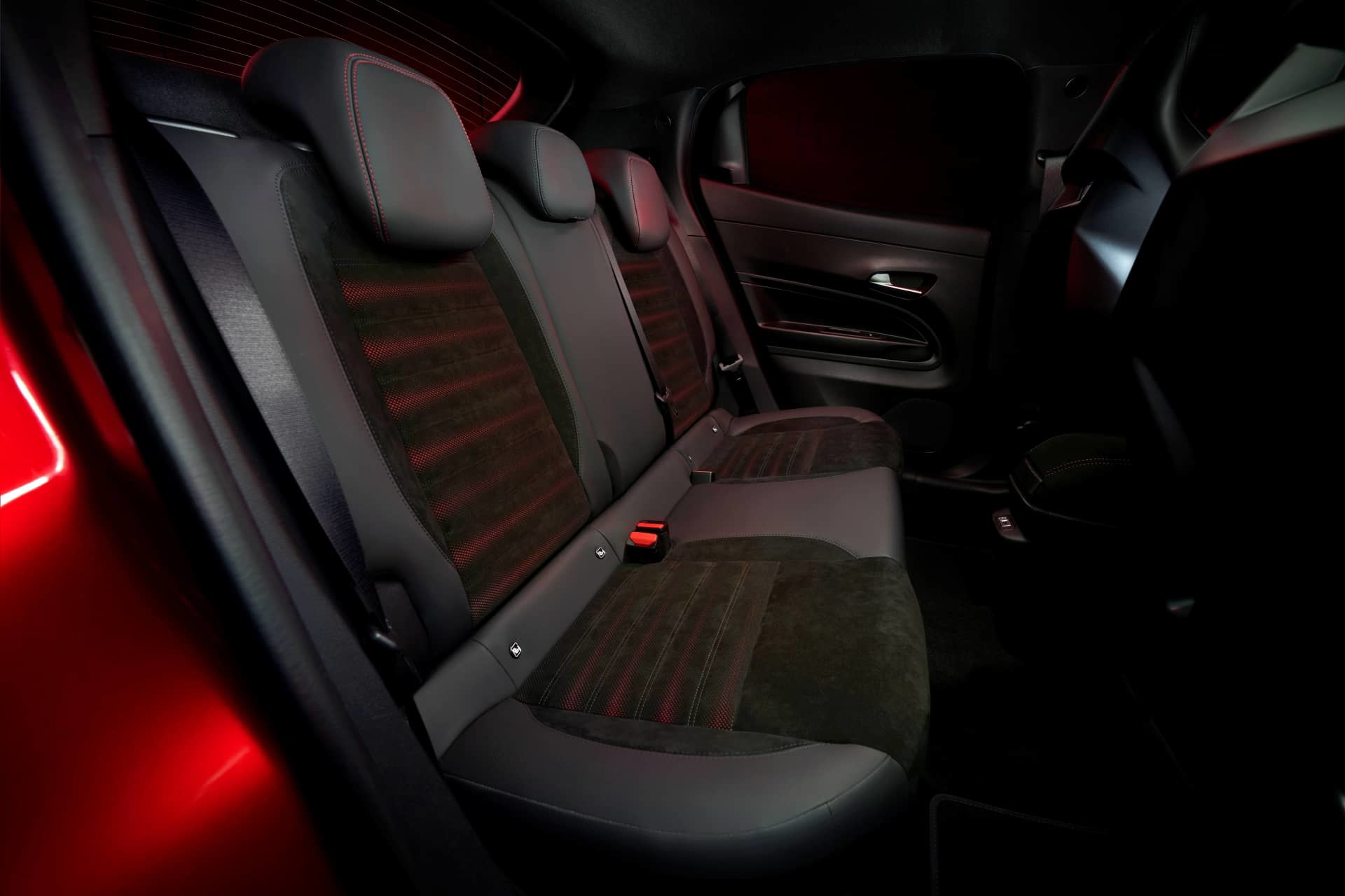 Vista nocturna de los asientos del Alfa Romeo Junior, con iluminación ambiental.
