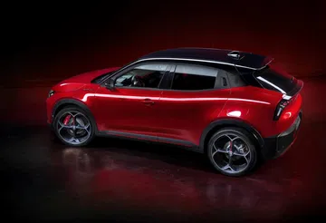 Vista lateral del Alfa Romeo Junior destacando su línea y diseño deportivo.